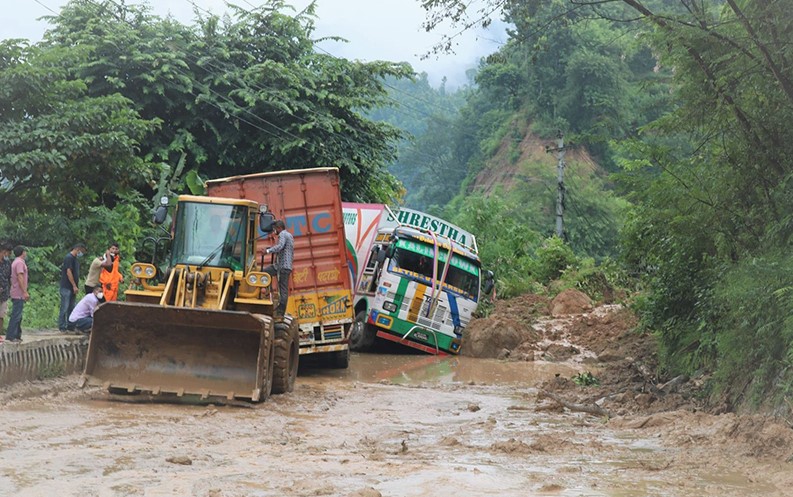 पहिरोले पृथ्वी राजमार्ग अबरुद्ध, २ गाडी पुरियो