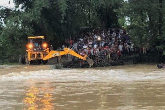बाढीले विद्युतको गाडी बगाउँदा एक जनाको मृत्यु, २ बेपत्ता