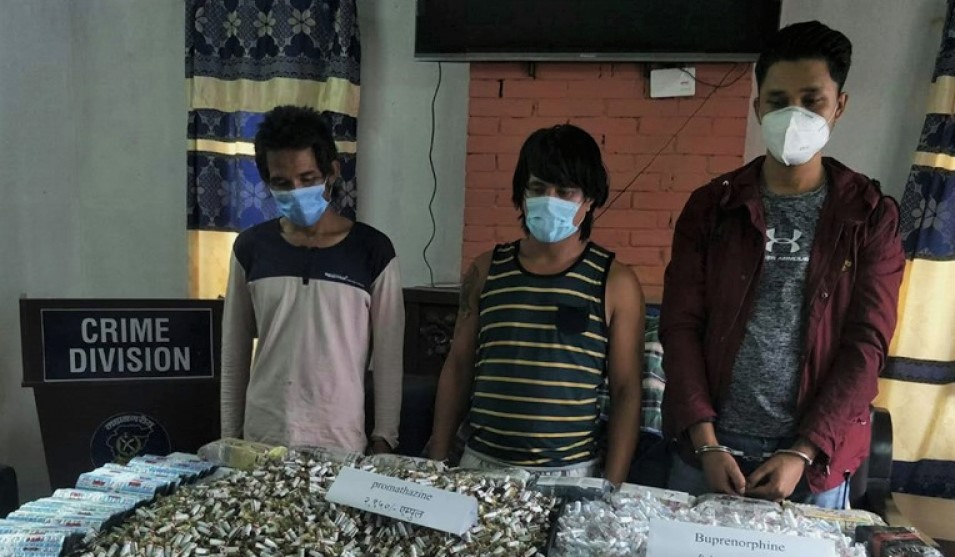 ठूलो मात्रामा लागुऔषध सहित तीन जना पक्राउ