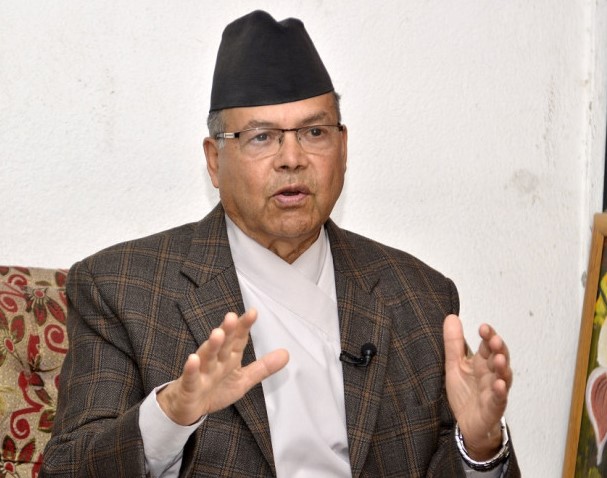 पूर्वप्रधानमन्त्री खनालद्वारा इलाम अस्पताललाई पिपिइ वितरण