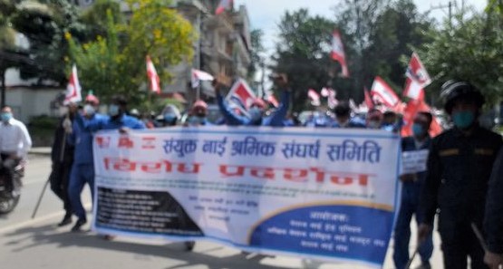 सैलुन खोल्न माग गर्दै सडकमा नाई श्रमिकद्वारा प्रदर्शन