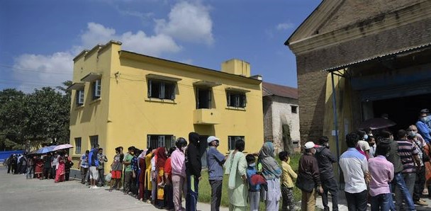 थापाथलीमा किलोको ६० रुपैयाँमा प्याज किन्न  लाइन