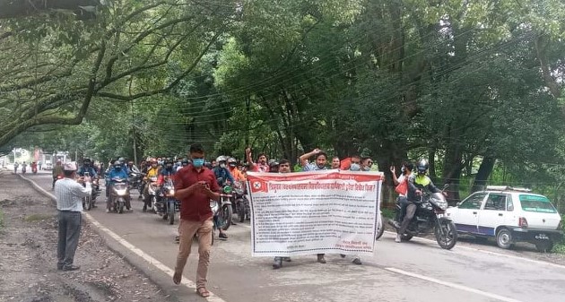 त्रिवि पदाधिकारीको राजीनामा माग्दै नेविसंघको प्रदर्शन