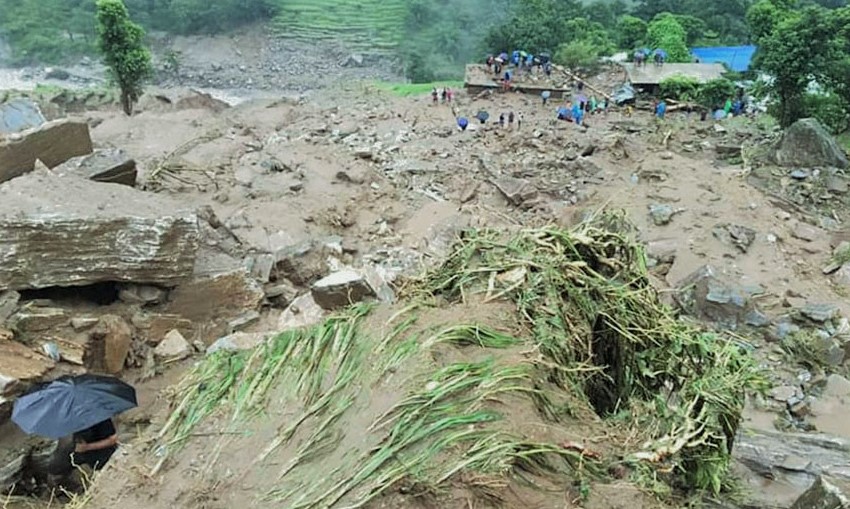 पहिरोले सिन्धुपाल्चोकमा दुई गाउँ बगे, एक जनाको शव फेला, कम्तीमा १७ बेपत्ता