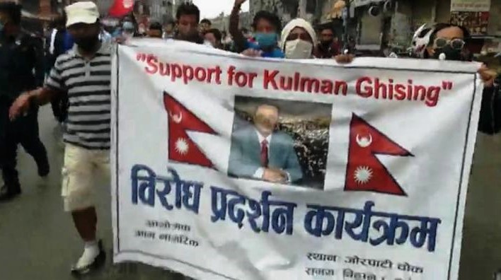 कुलमान घिसिङको पुनर्नियुक्तिको माग गर्दै काठमाडौंको बौद्धमा प्रदर्शन