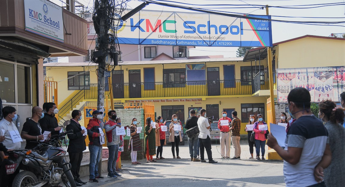 केएमसीका अभिभावक मासिक शुल्क वृद्धिको विरोधमा प्रदर्शन