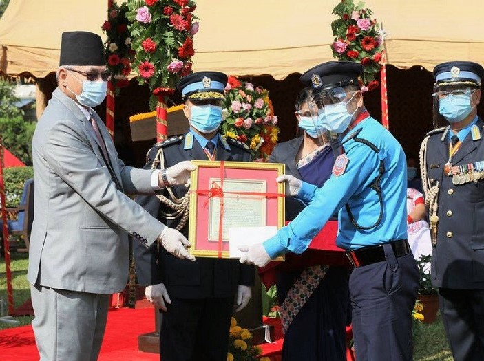 यस वर्षको पूर्ण शान्ति प्रहरी पुरस्कार प्रनानि कृष्णबहादुर चन्दलाई