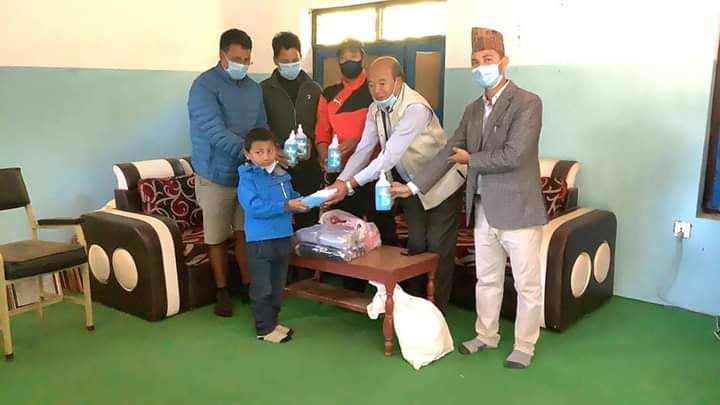 पाण्डबखानी माविलाई माक्स, सेनिटाइजर र साबुन सहयोग
