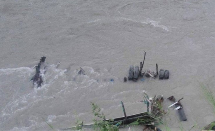 बिरामी बोकेको भ्यान त्रिशूलीमा खस्दाँ, तीन जना बेपत्ता