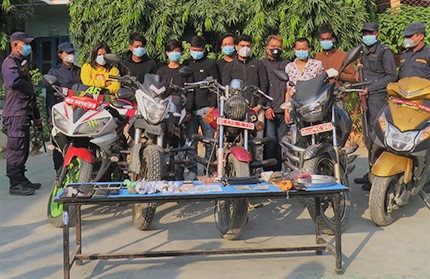 ब्राउन सुगर र गाँजा सहित ८ युवा र १ युवती पक्राउ