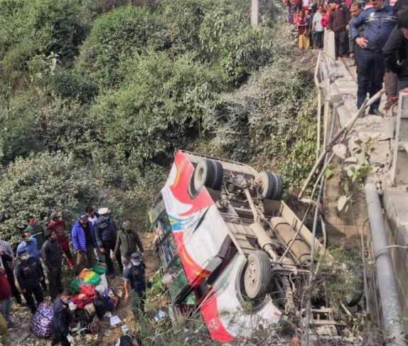 बेनीबाट भैरहवा जाँदै गरेको बस दुर्घटना, १७ जना घाइते