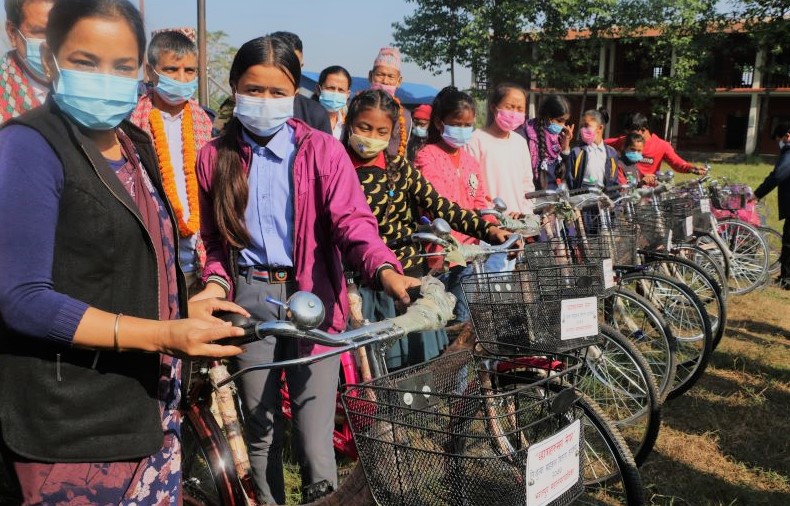 भरतपुर महानगरले पश्चिम चितवनका विभिन्न विद्यालयमा पढ्ने गरिब तथा जेहेन्दार २९६ छात्रालाई साइकल वितरण