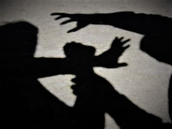 वृद्धा महिलालाई खुकुरी देखाउँदै १२ लाख बराबरको सुन र नगद लुटपाट