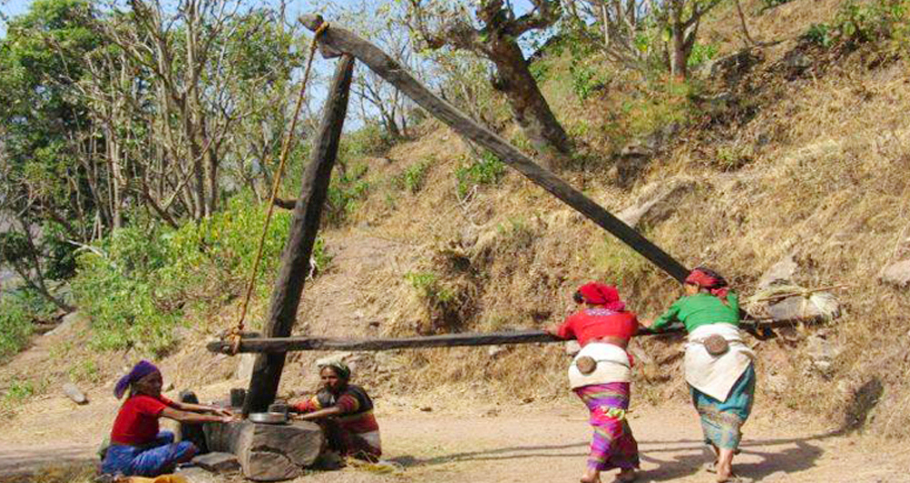 डोटीमा शुद्ध तेलका लागि परम्परागत कोलुको प्रयोग