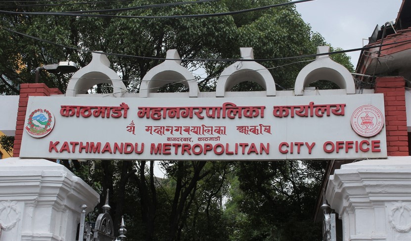 काठमाडौं महानगरले मोबाइल भ्यानबाट स्वाव संकलन गर्दै