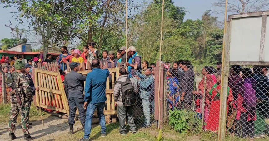 पक्राउ परेकालाई छुटाउन गाउँलेले निकुञ्जको गेट भत्काए