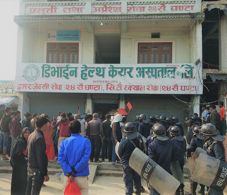 चिकित्सकको लापरबाहीले सुत्केरीको मृत्यु भएको भन्दै अस्पताल तोडफोड