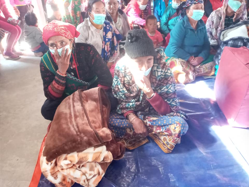 भुरुङ तातोपानीमा न्यानो कपडा वितरण