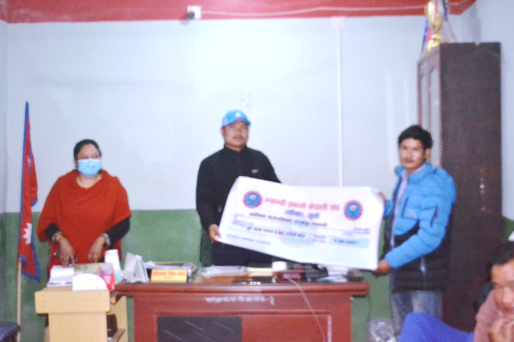 मालिकाका बाढीपहिरो पीडितलाई मोना यूकेद्धारा २ लाख पचास हजार रुपैयाँ सहयोग