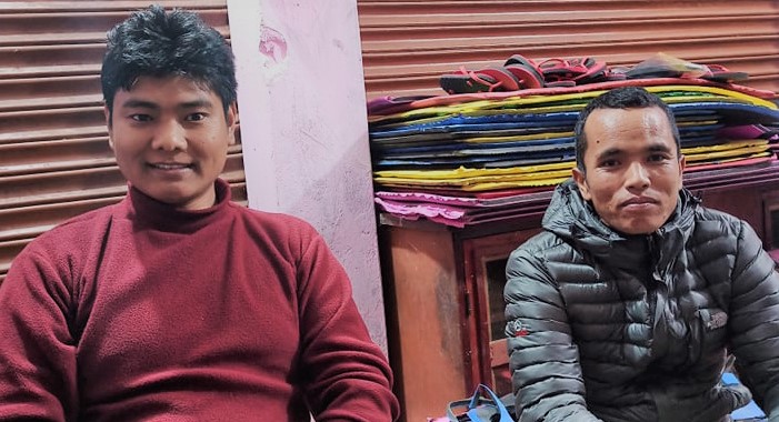 वैदेशिक रोजगारीबाट फर्किएका  दुई युवाद्वारा गाउँमै चप्पल उद्योग सञ्चालन