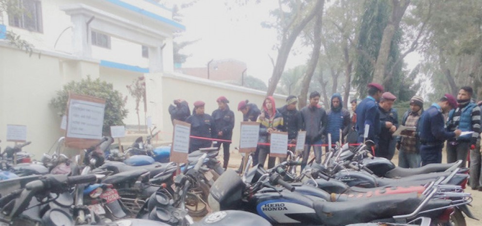 मोटरसाइकलसहित चोरीमा संलग्न १४ जना पक्राउ