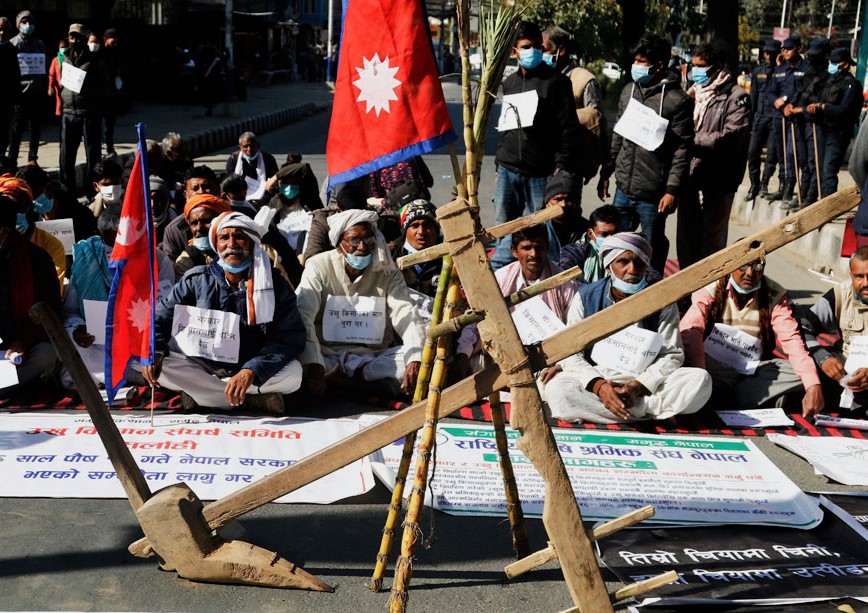 हलो र उखु लिएर किसानद्वारा माइतीघर मण्डलामा प्रदर्शन