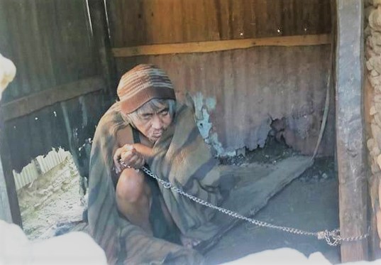 तीन दशकदेखि साङ्लोले बाँधेर राखिएको पुरुषको उद्धार