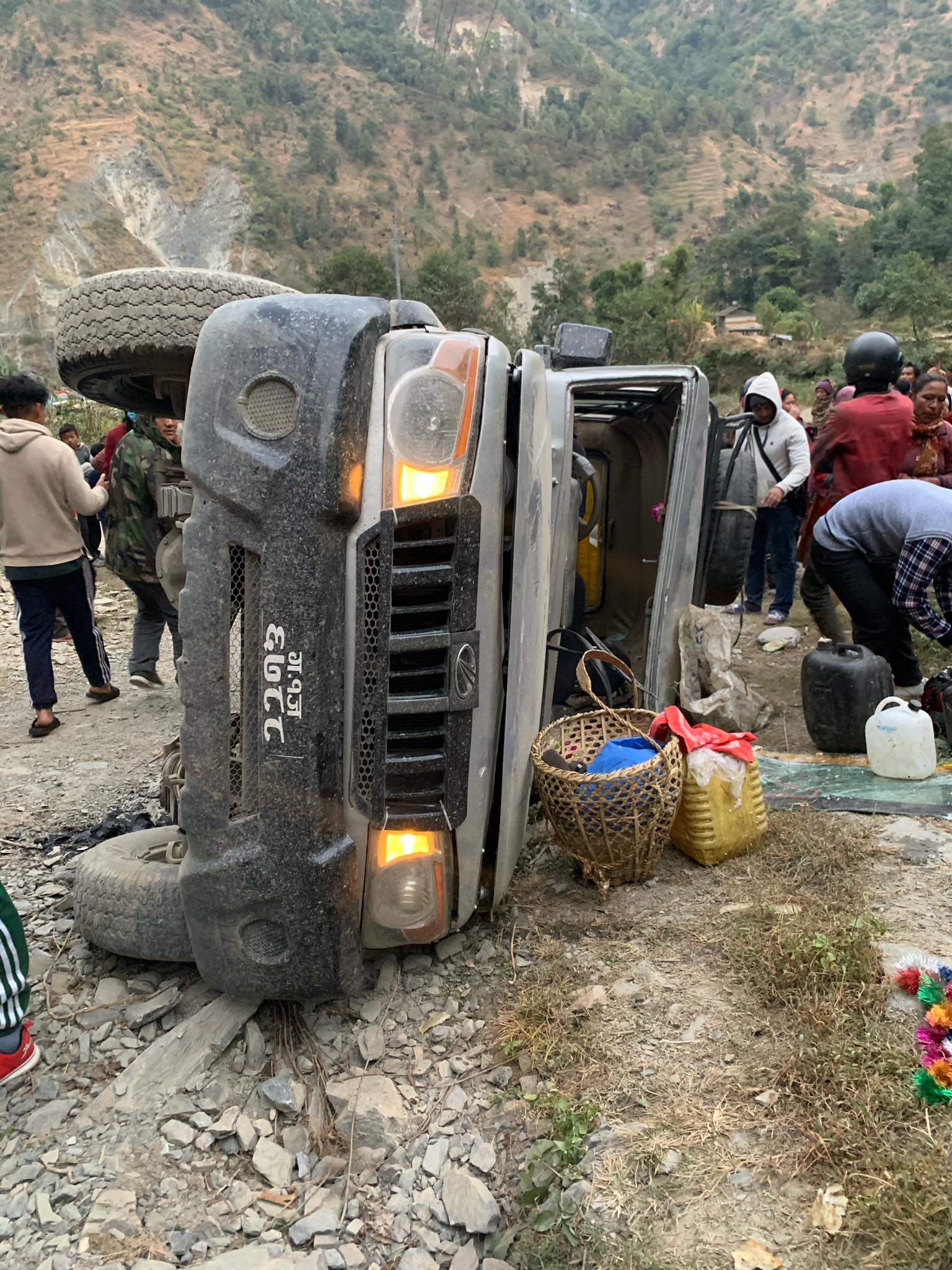 मालिकाको अदिभारामा जीप दुर्घटना हुँदा दश घाइते, दुई जनालाई पोखरा रिफर