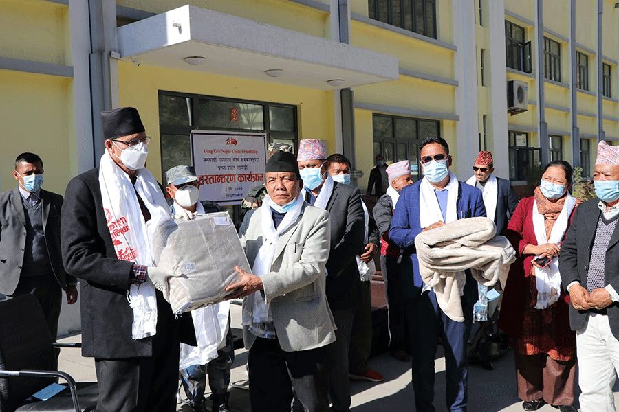 सिन्धुपाल्चोकका बाढीपहिरो प्रभावित ४ स्थानीय तहलाई राहत सामग्री हस्तान्तरण
