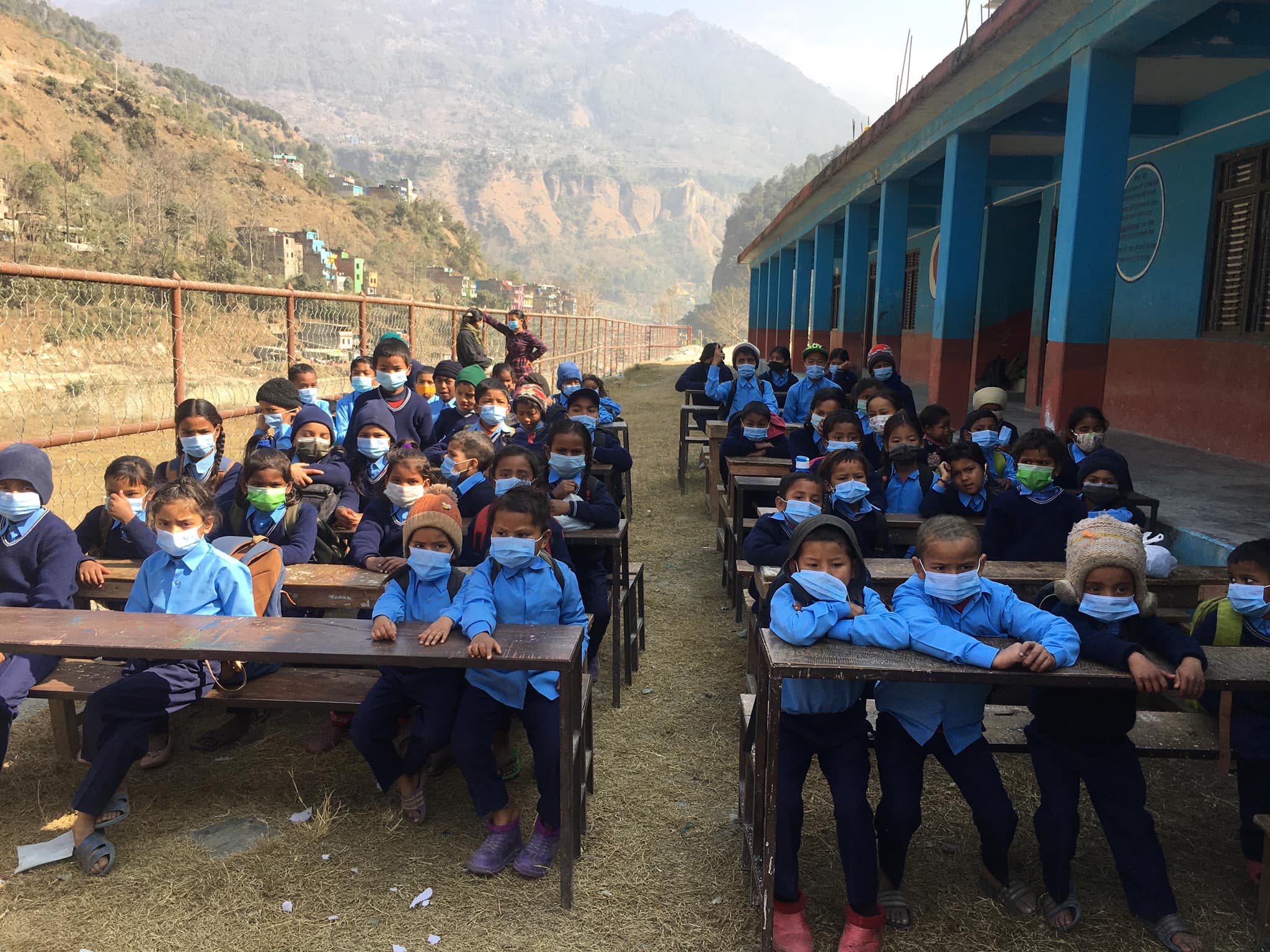 आफन्तको सम्झनामा विपन्न विद्यार्थीलाई पोशाक सहयोग