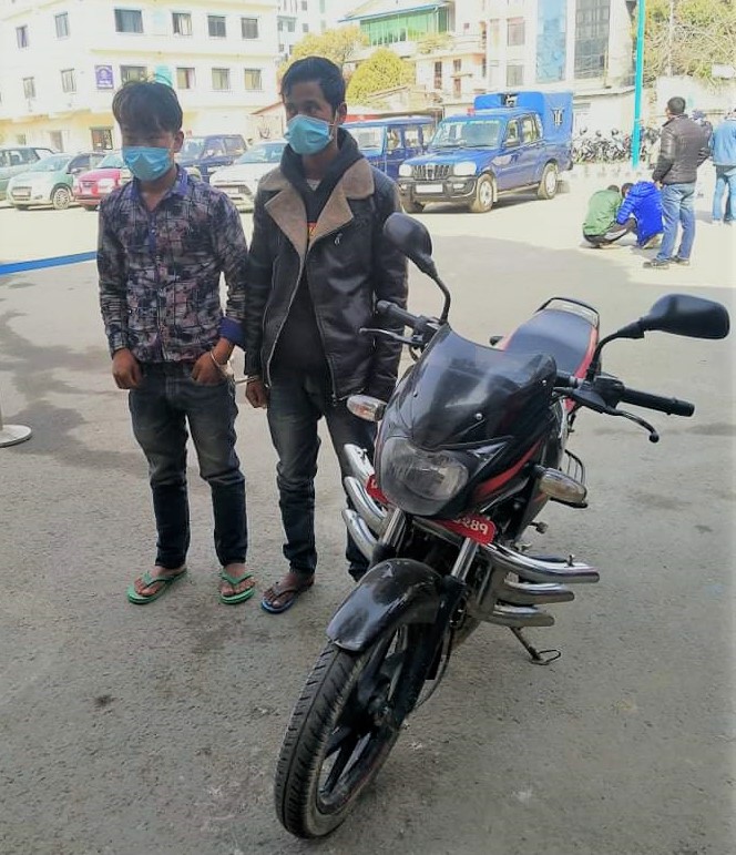 चोरीको मोटरसाइकलसहित २ जना पक्राउ