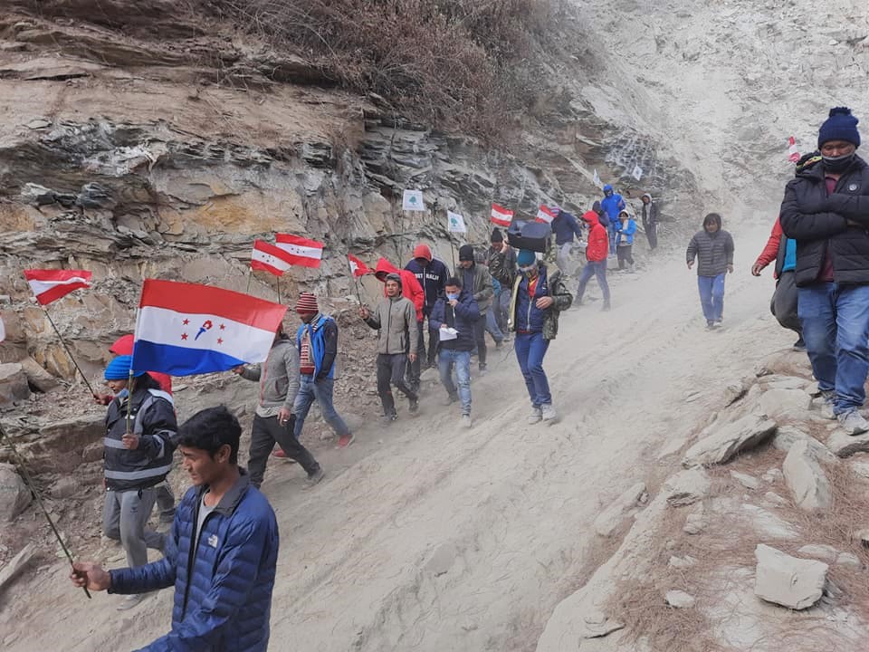 संसद विघटनविरुद्ध म्याग्दीमा बेलुन उडाएर प्रदर्शन