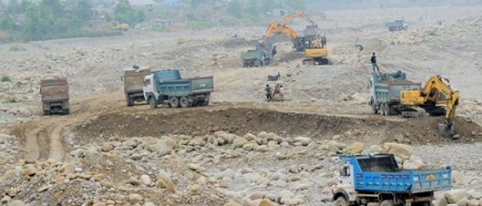 क्रसर उद्योगीको मनोमानी बढ्दैः राजस्व नबुझाई खोला उत्खनन