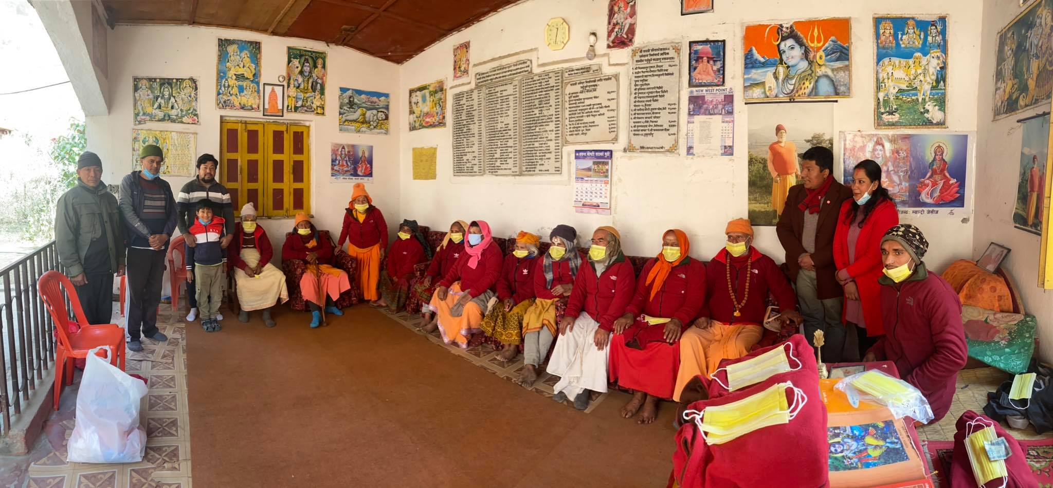 बृद्धबृद्धालाई न्यानो कपडा र मास्क वितरण