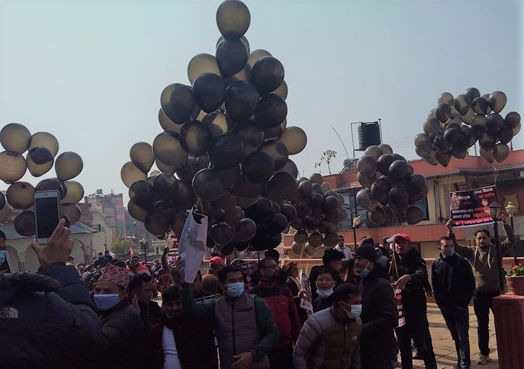 संसद विघटनविरुद्ध बेलुन उडाएर प्रदर्शन