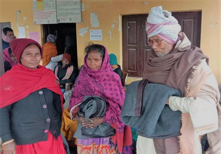 ज्येष्ठ नागरिक र एकल महिलालाई न्यानो कपडा वितरण