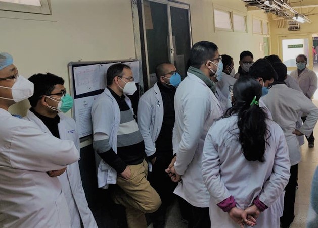 त्रिवि शिक्षण अस्पतालको कोभिड आईसीयूमा कार्यरत एकजना चिकित्सक कुटिए