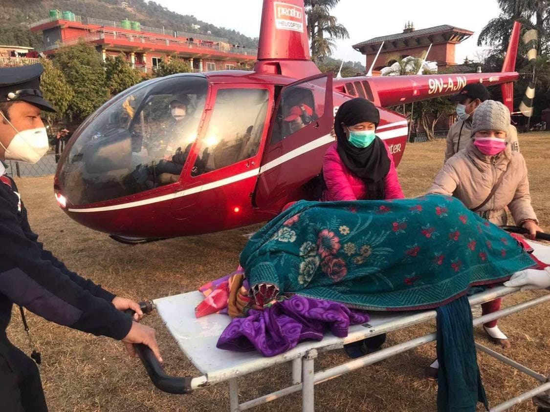 रुखबाट खसेर घाइते भएकी महिलाको हेलिकप्टरबाट उद्धार