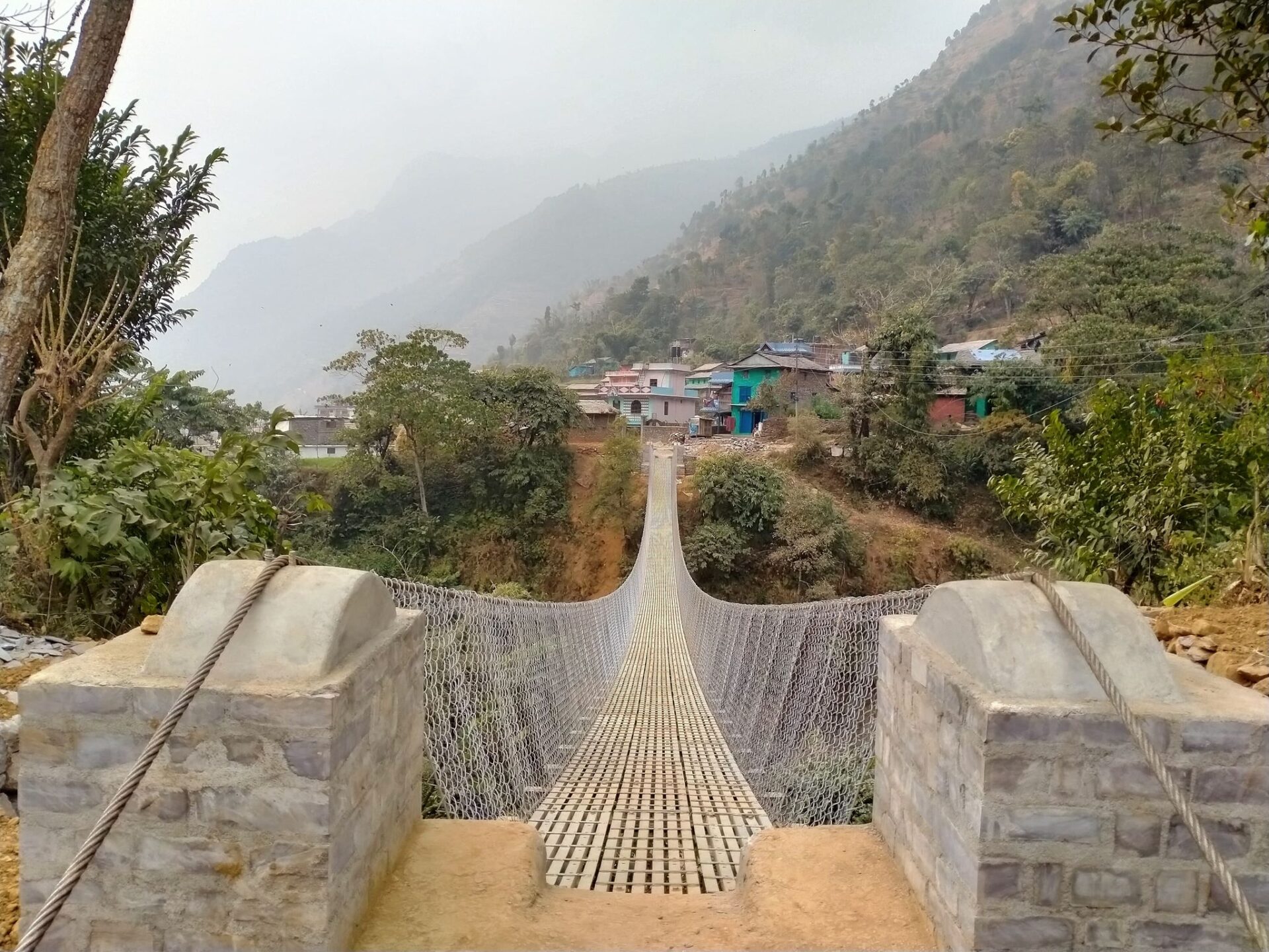 झोलुङ्गे पुल निर्माण भएपछि जोखिम मोलेर खोला तर्नु पर्ने बाध्यता हट्यो