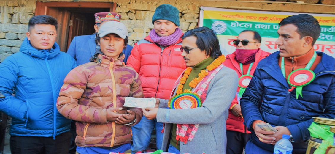 व्यवसायीद्वारा गत्लाङका आगलागी पीडितलाई ४८ हजार सहयोग