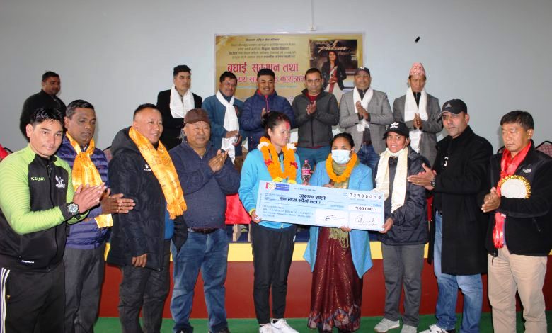 गण्डकी प्रदेश सरकारद्धारा शाहीलाई एक लाख सहित सम्मान