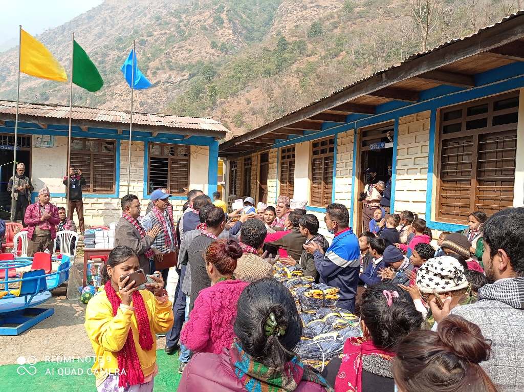 लायन्स क्लवद्धारा सरस्वती माविमा ५ लाख बराबरको साम्रागी वितरण
