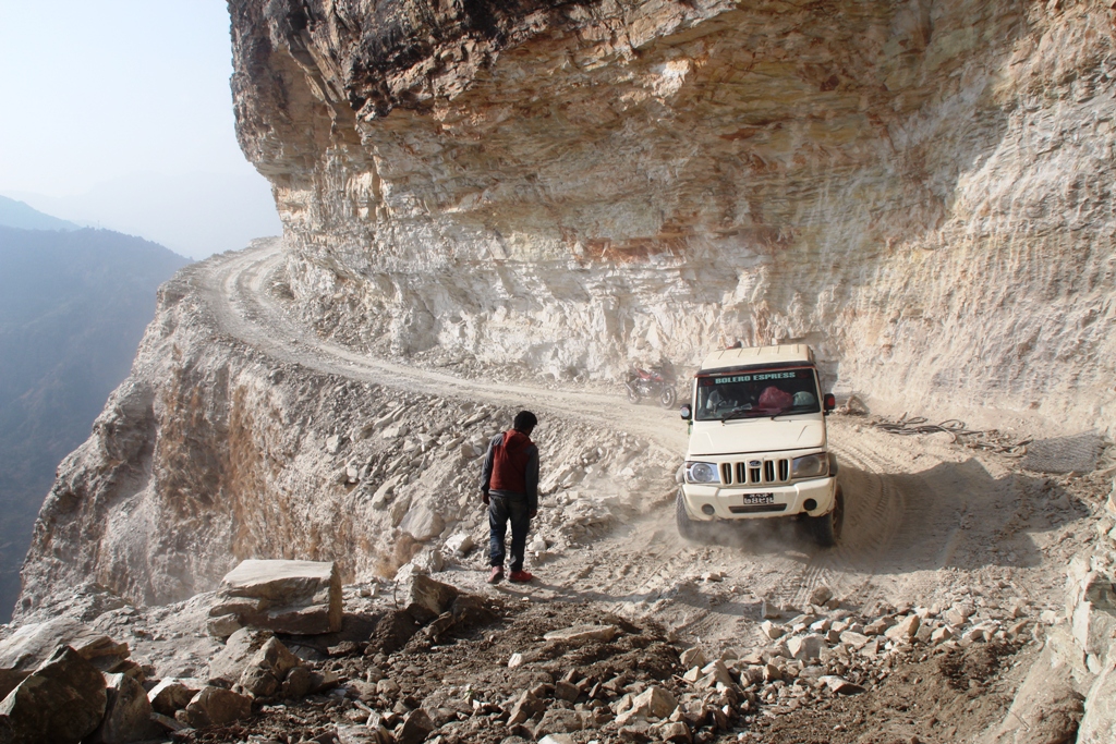 अजिङ्गर भिरमा सडक :‘पाइला टेक्न नमिल्ने पहाडमा मोटर सरर’ (भिडियो/तस्विर)