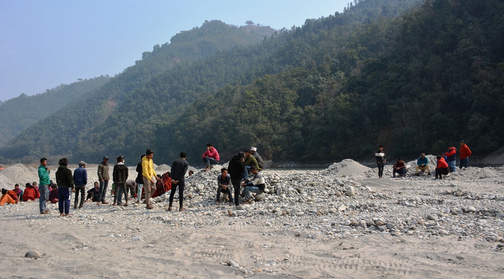 बगरमा डोजर चलाएपछि माझी समुदाय बिचल्लीमा