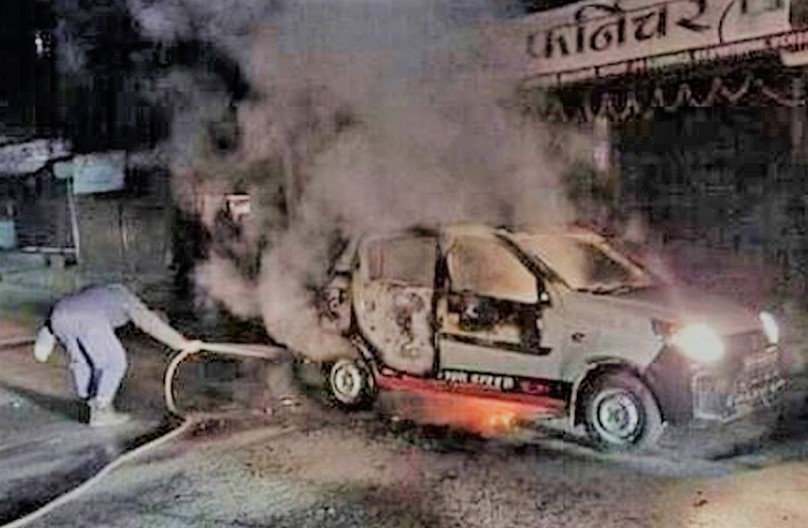 सामाखुशीमा गुडिरहेको ट्याक्सीमा आगजानी