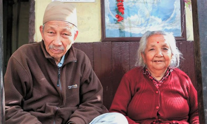 शरीर दान दिने घोषणा गर्दै सत्यमोहन जोशी दम्पती