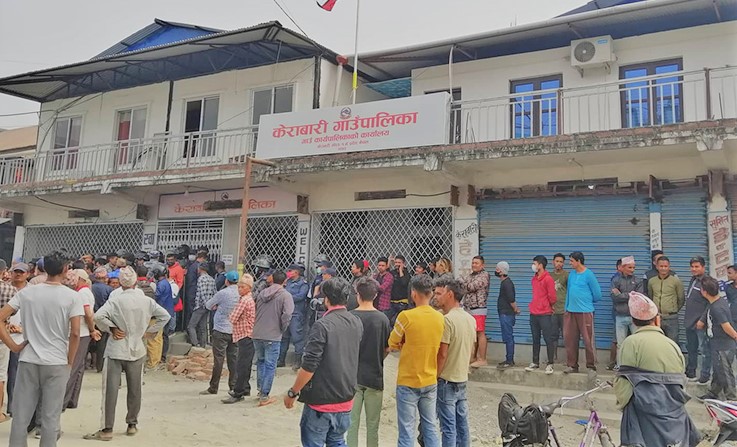 क्रसर उद्योगले गाउँ नै जोखिममा परेपछि केराबारीमा प्रदर्शन