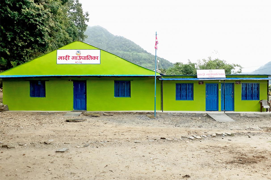 केन्द्र विवादमा मादी गाउँपालिका कार्यालयमा तालाबन्दी