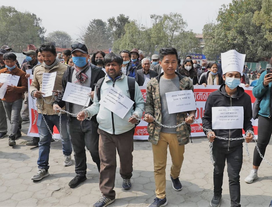 संसद विघटनको विरोधमा स्रष्टा र कलाकारहरुद्वारा हातमा साङ्ला बाँधेर प्रदर्शन