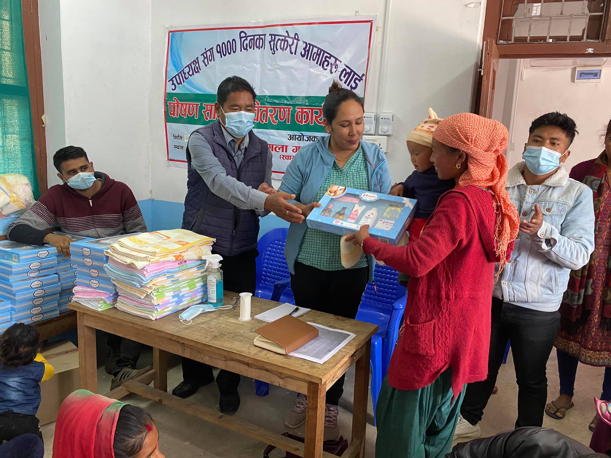 मंगला गाउँपालिकामा हजार दिनका सुत्केरी आमाहरुलाई पोषणयुक्त खाद्य सामाग्री वितरण